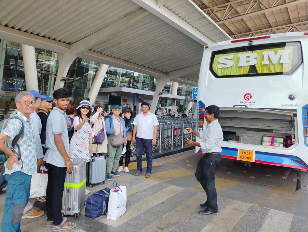 Coach transfer for a group at the airport – Om Shakthi Travels, Chennai