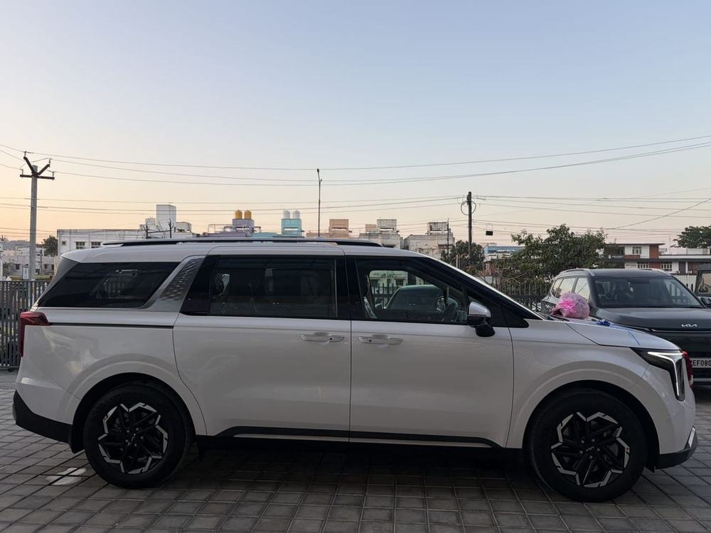 White Kia Carnival side view – Om Shakthi Travels, Chennai