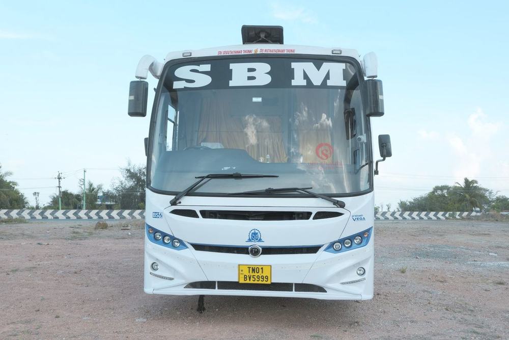 Luxury AC coach front view – Om Shakthi Travels, Chennai