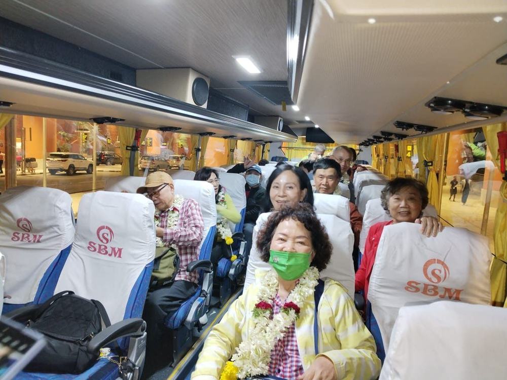 Visitors welcomed with garlands inside our coach – Om Shakthi Travels, Chennai