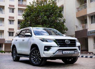Toyota Fortuner SUV outside an apartment – Om Shakthi Travels, Chennai