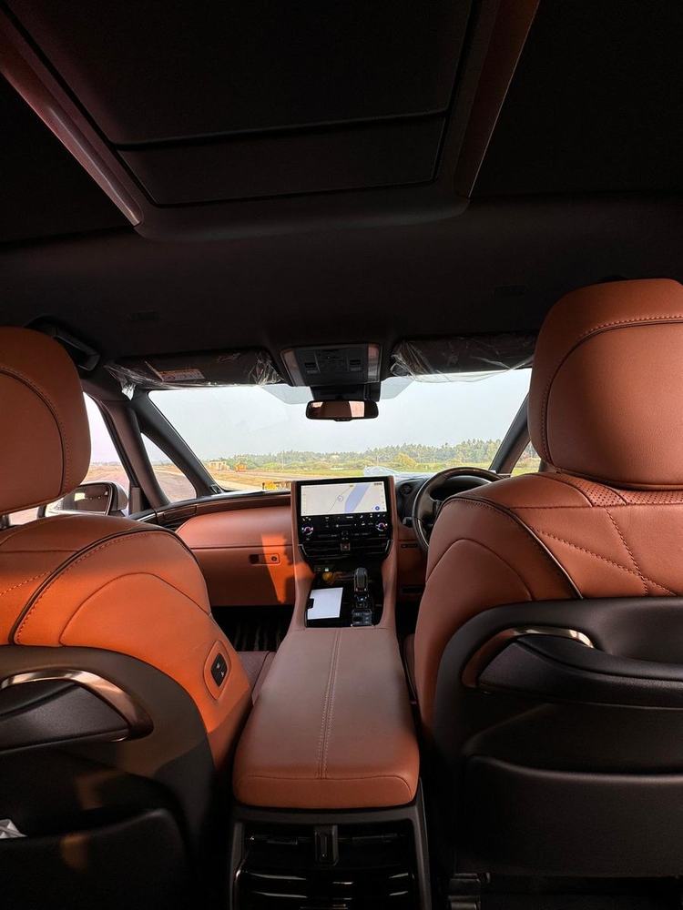 Vellfire cabin view towards the dashboard screen – Om Shakthi Travels, Chennai