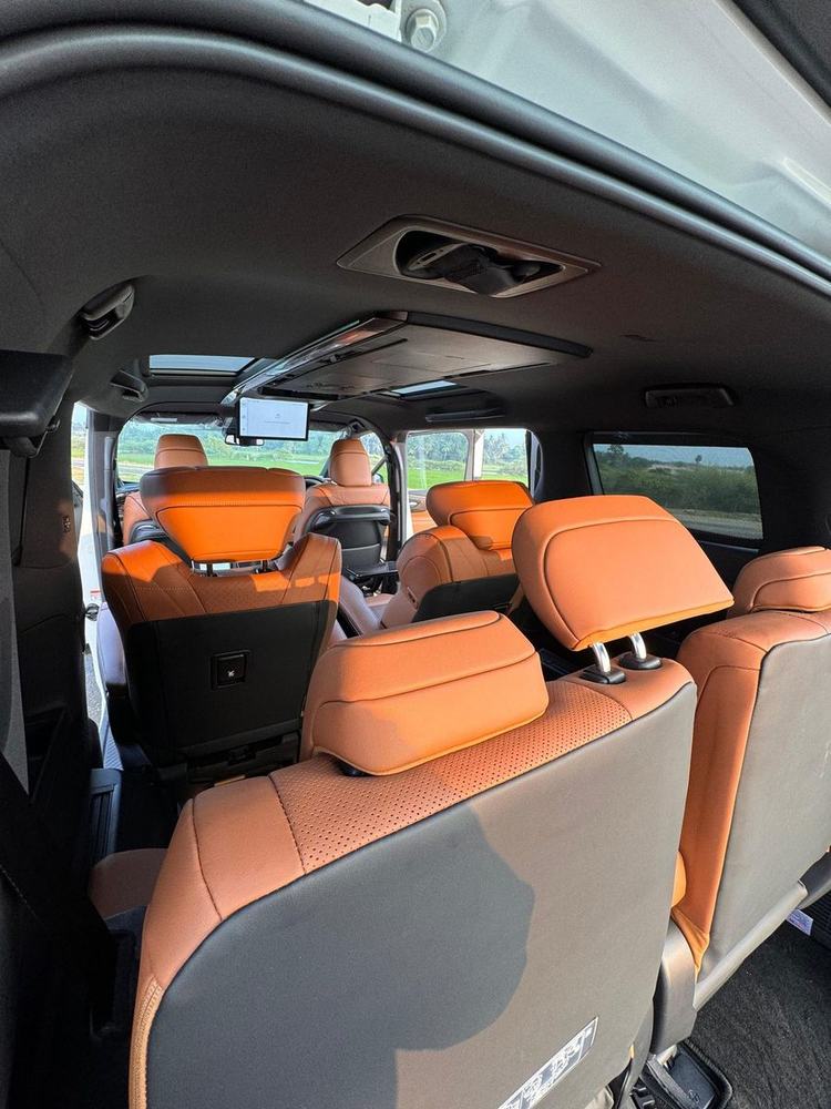 Vellfire rear cabin with captain seats – Om Shakthi Travels, Chennai